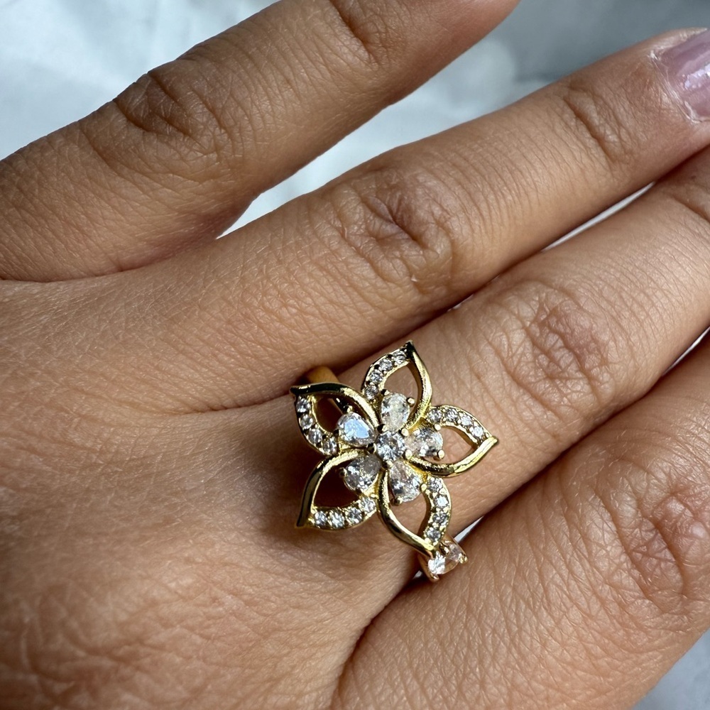 New!!! Unique anthro Gold Floral Ring with Crystals
